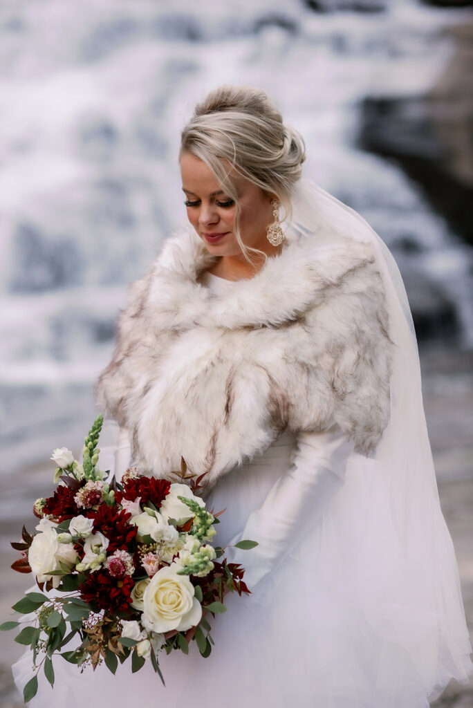 Winter Elopement bridal bouquet inspiration | All-inclusive elopement planning