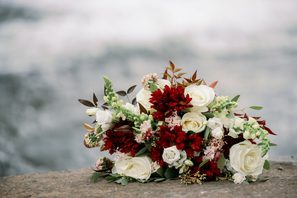 Winter burgundy Elopement bridal bouquet inspiration | All-inclusive elopement planning